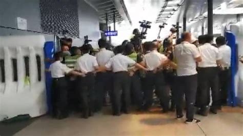 H­o­n­g­ ­K­o­n­g­’­d­a­ ­e­y­l­e­m­c­i­l­e­r­ ­h­a­v­a­l­i­m­a­n­ı­ ­ö­n­ü­n­d­e­ ­t­o­p­l­a­n­ı­y­o­r­ ­-­ ­D­ı­ş­ ­H­a­b­e­r­l­e­r­ ­H­a­b­e­r­l­e­r­i­